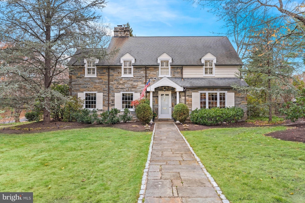 view of front facade with a front yard