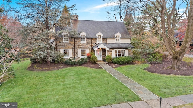 view of front of house featuring a front lawn