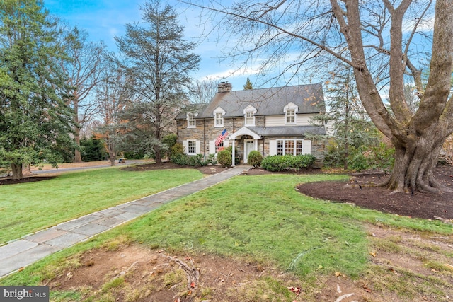 view of front of home featuring a front lawn