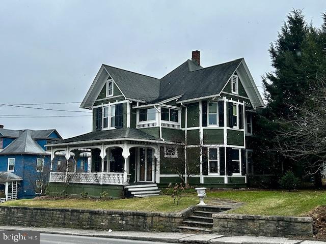 view of front facade with a porch and a front lawn