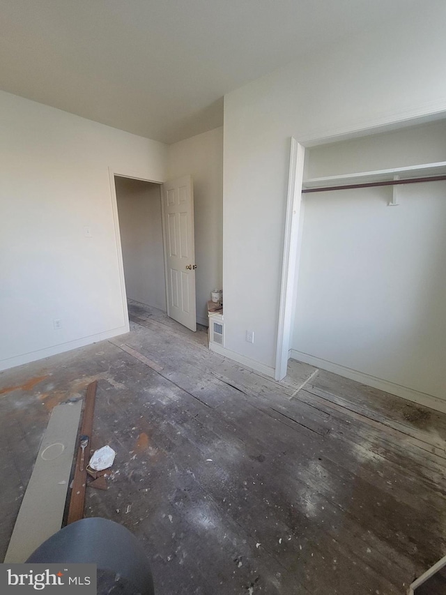 unfurnished bedroom featuring a closet