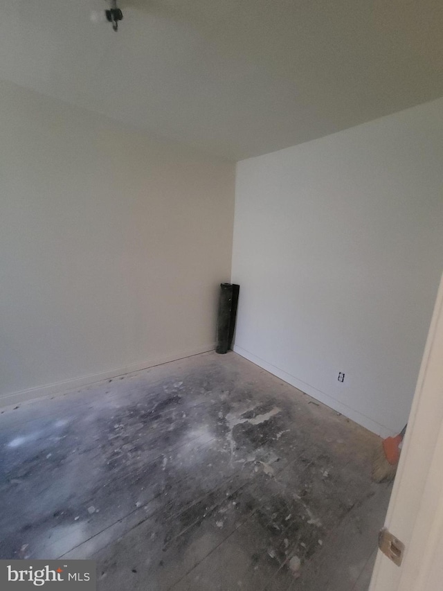 empty room featuring concrete flooring