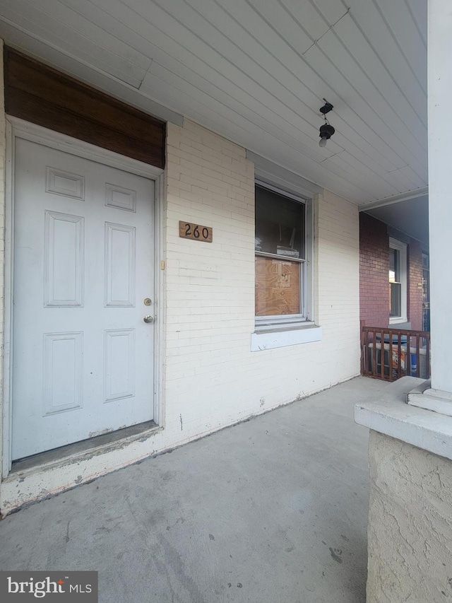 property entrance featuring covered porch