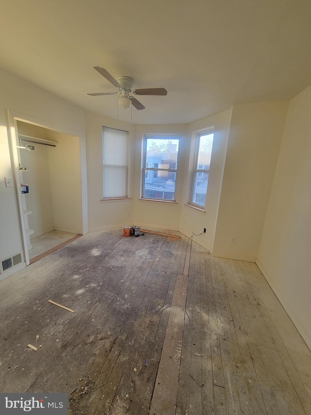 unfurnished room featuring light hardwood / wood-style flooring and ceiling fan