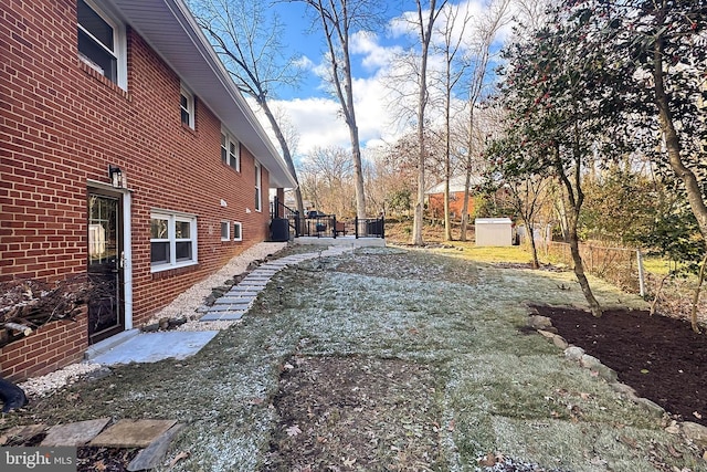 view of yard featuring a shed