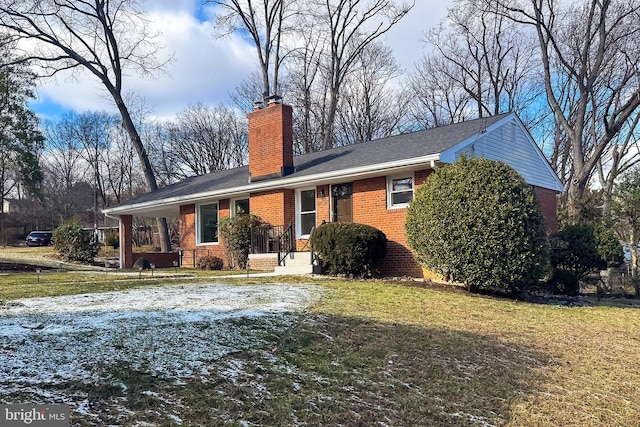 view of front of home featuring a front yard