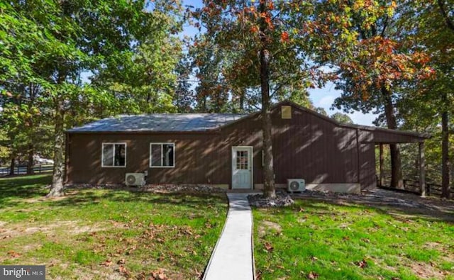 view of front of property featuring a front lawn