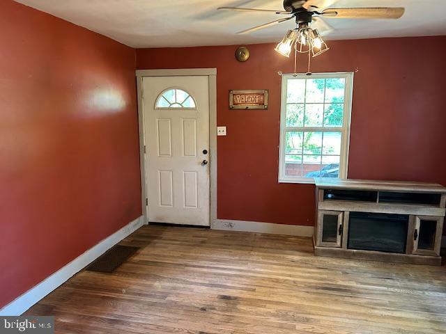 foyer featuring ceiling fan and hardwood / wood-style floors