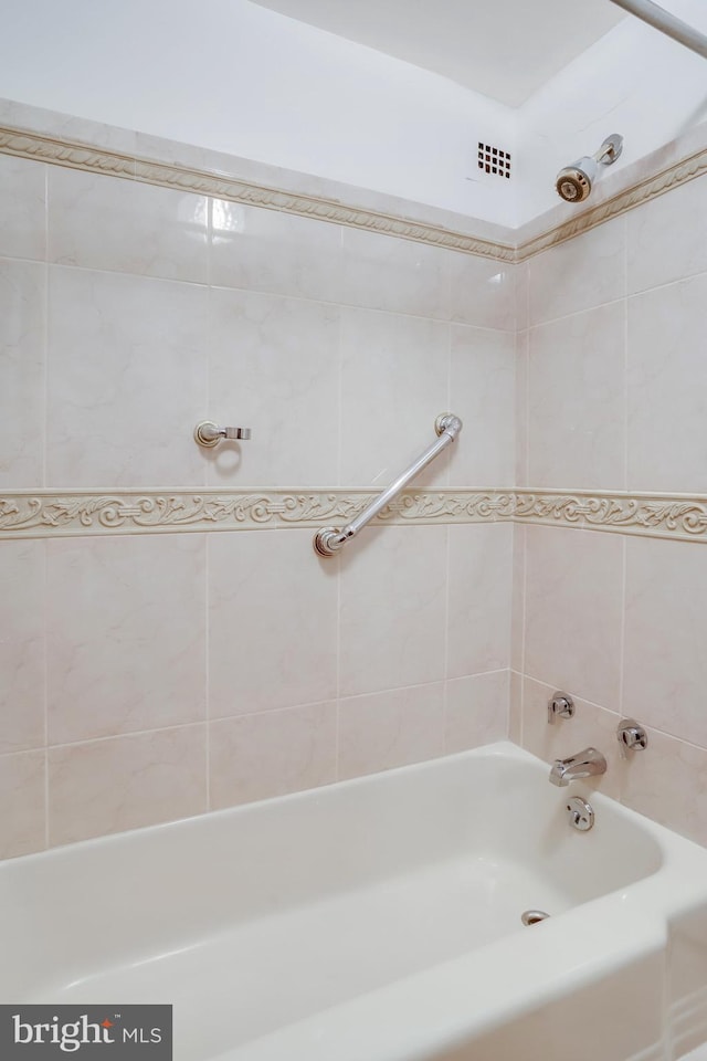 bathroom featuring tiled shower / bath combo