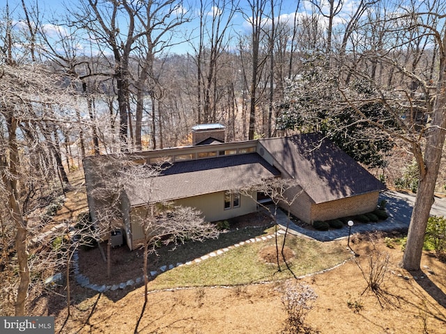 bird's eye view featuring a wooded view