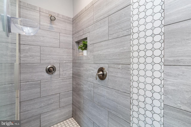 bathroom featuring a tile shower