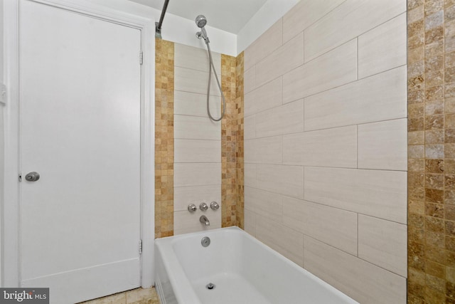 bathroom with tiled shower / bath