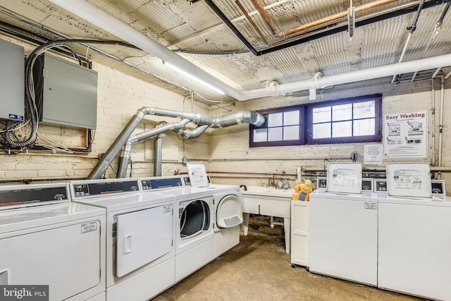 washroom featuring washing machine and clothes dryer