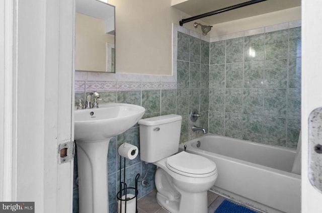 full bathroom featuring tiled shower / bath, tile patterned flooring, decorative backsplash, tile walls, and toilet