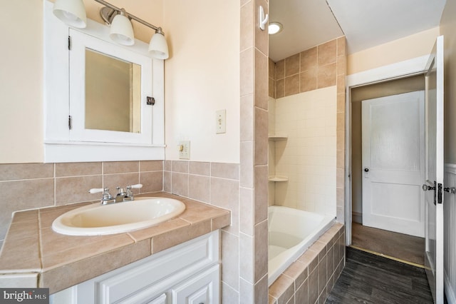 bathroom with vanity and tiled shower / bath