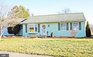 ranch-style home with a front yard