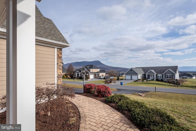 view of yard featuring a mountain view and a garage