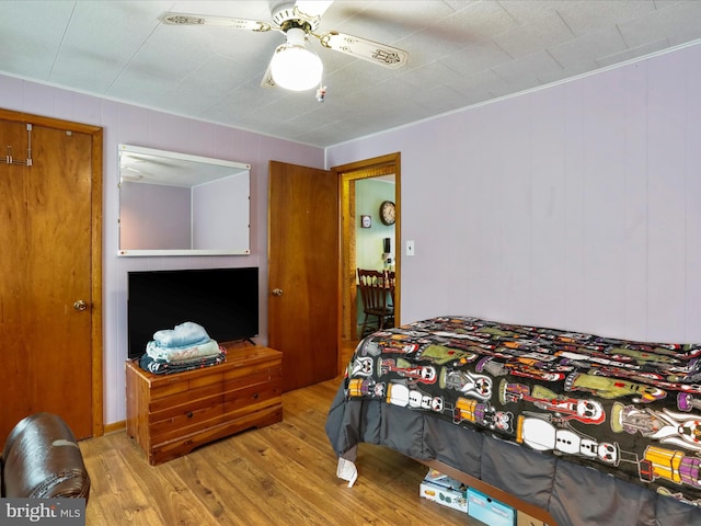 bedroom featuring a closet, light hardwood / wood-style floors, and ceiling fan