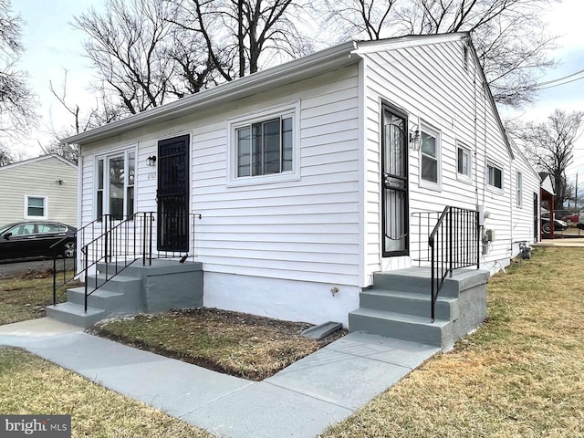 view of front of home featuring a front yard