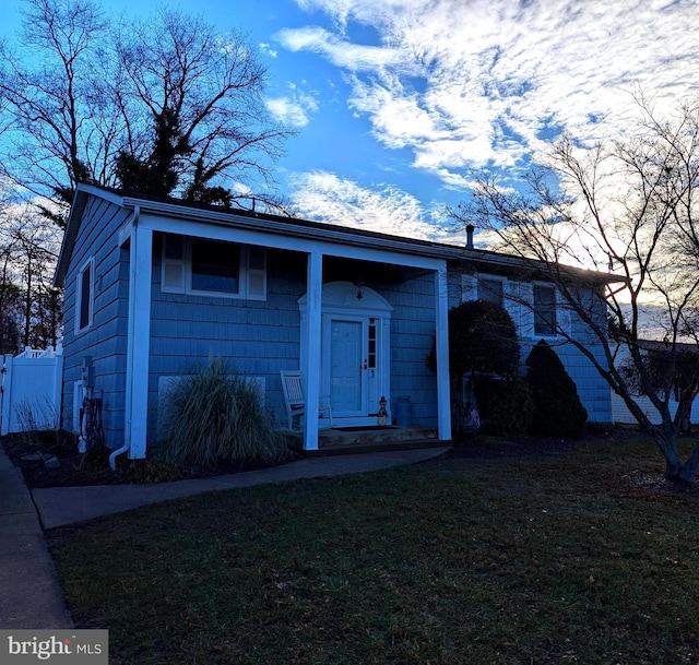 view of front of property with a front yard