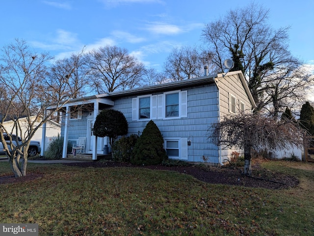 view of front of property with a front yard