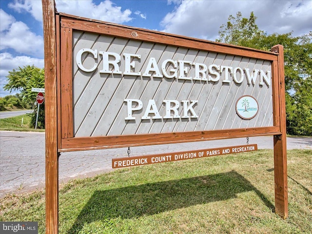 community sign with a lawn