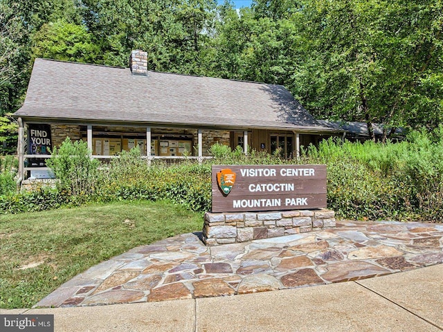 view of home's community featuring a lawn