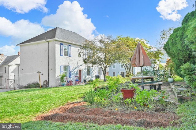 back of house featuring a yard