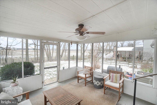 sunroom with ceiling fan