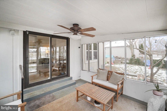 sunroom with ceiling fan