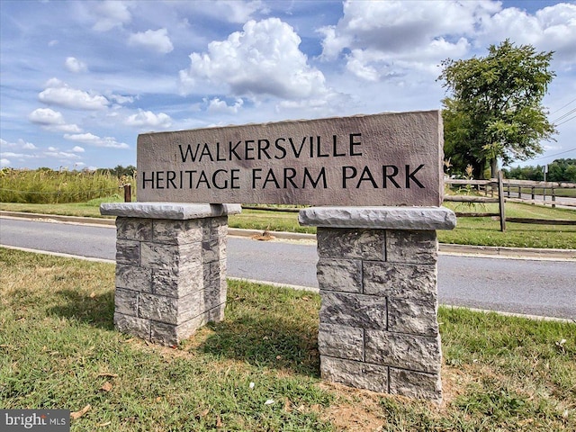 view of community / neighborhood sign