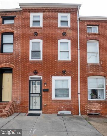 townhome / multi-family property featuring brick siding