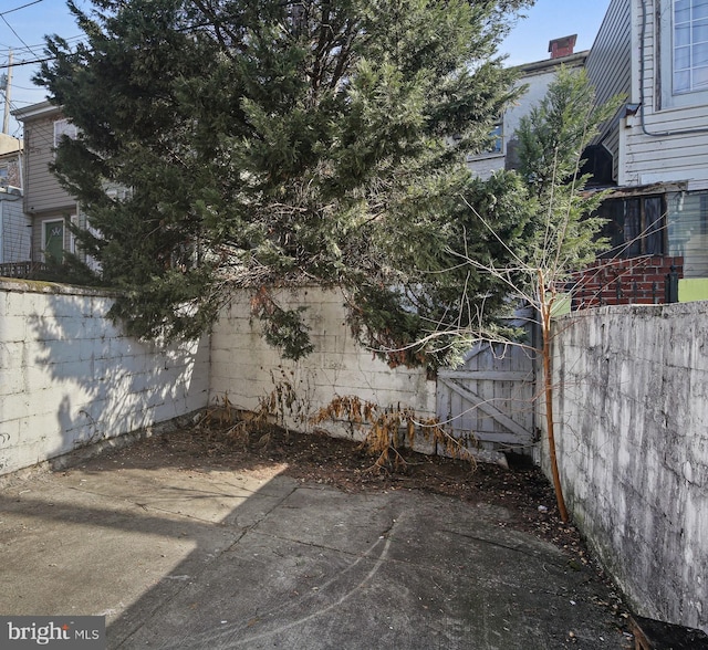 view of yard featuring a fenced backyard and a patio area