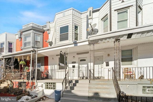 townhome / multi-family property featuring covered porch