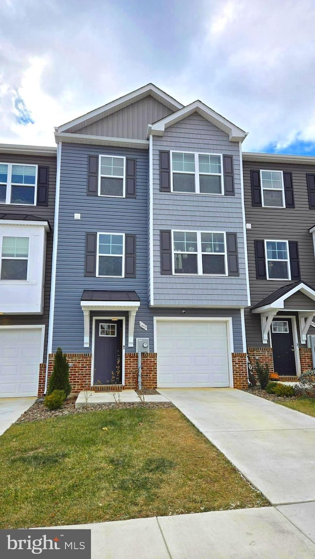 townhome / multi-family property featuring a front yard