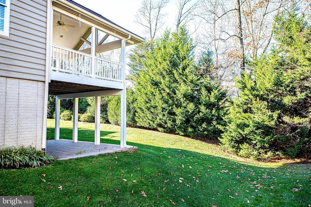 view of yard featuring ceiling fan and a patio