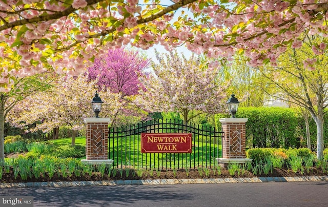 community / neighborhood sign with a yard