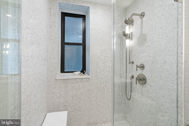 bathroom featuring a tile shower