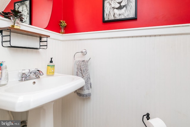 bathroom featuring sink