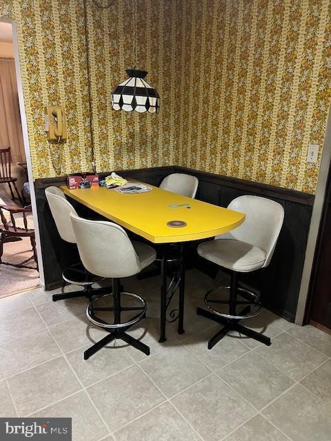 dining room with light tile patterned floors