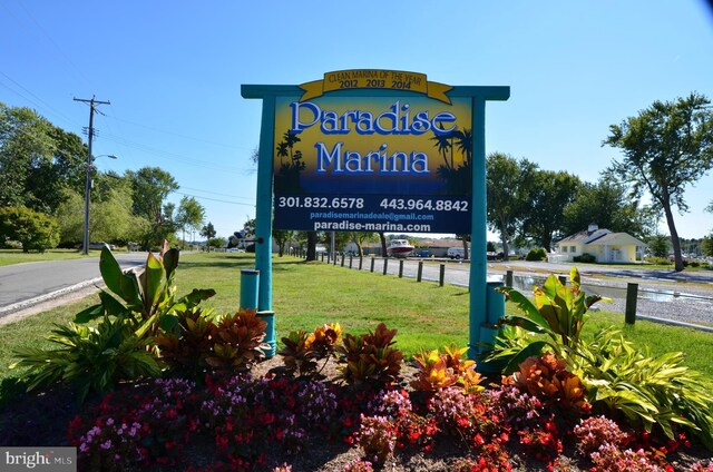 community sign with a lawn