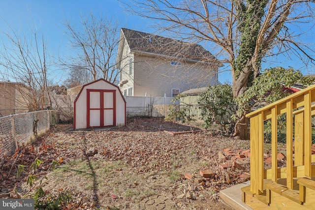 view of yard featuring a storage shed