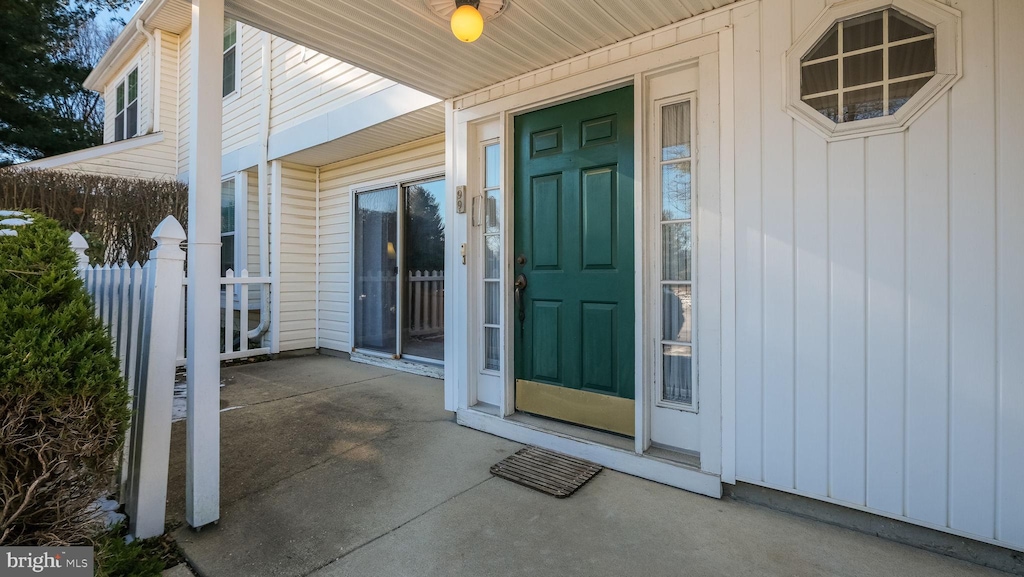 property entrance featuring a porch