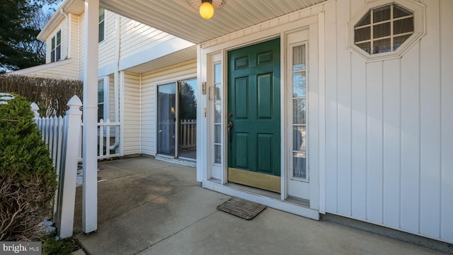 property entrance featuring a porch