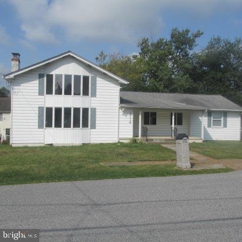 view of front facade with a front lawn