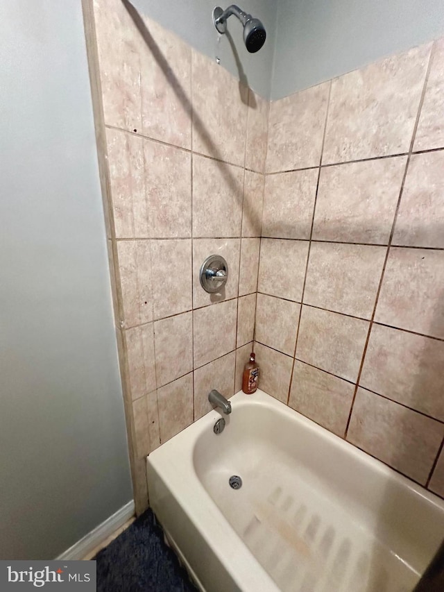 bathroom featuring tiled shower / bath combo