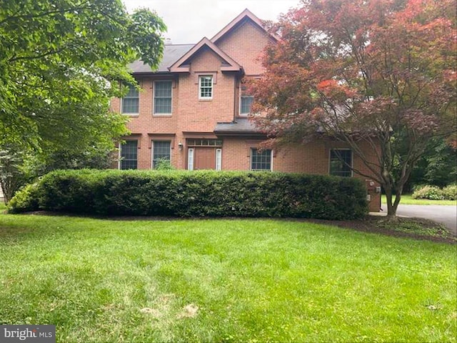 view of front of house with a front lawn