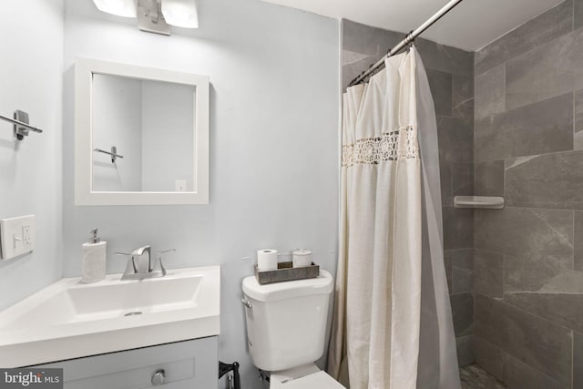 bathroom featuring a shower with curtain, vanity, and toilet