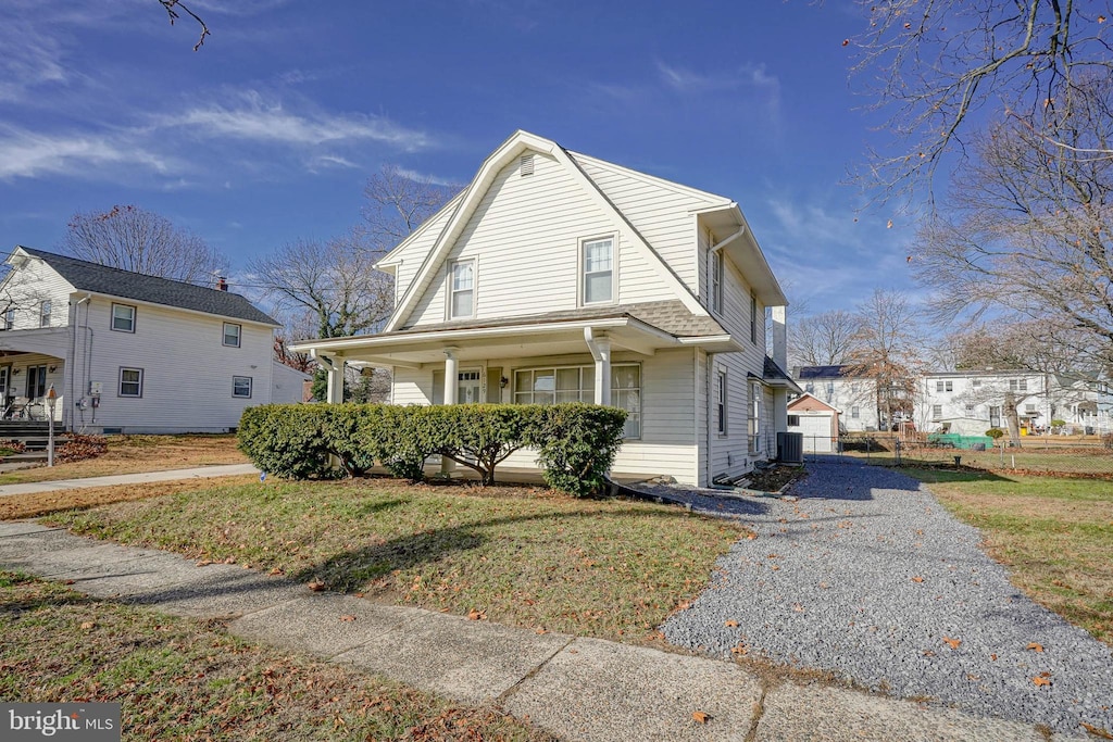 view of front of property with a front yard