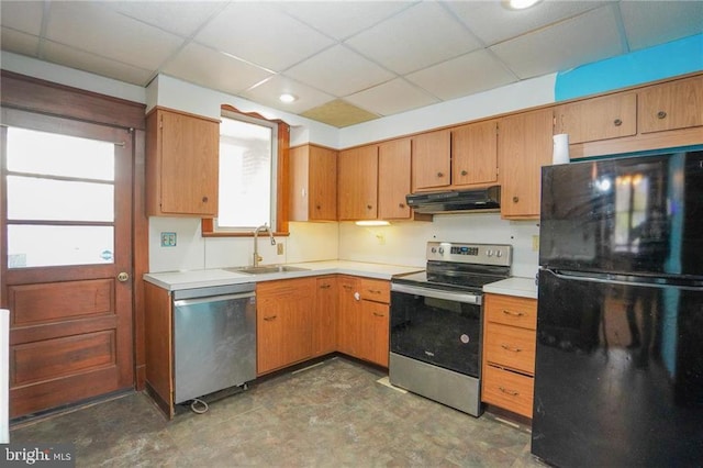 kitchen featuring appliances with stainless steel finishes, a wealth of natural light, a drop ceiling, and sink